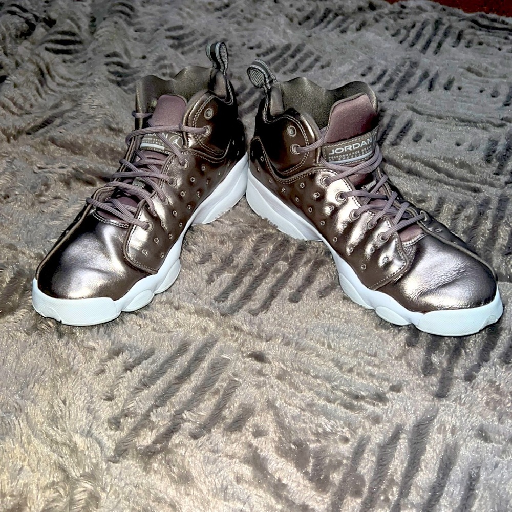 Nike Jordan Jumpman 2 - Youth 7.5 / Women’s 8.5